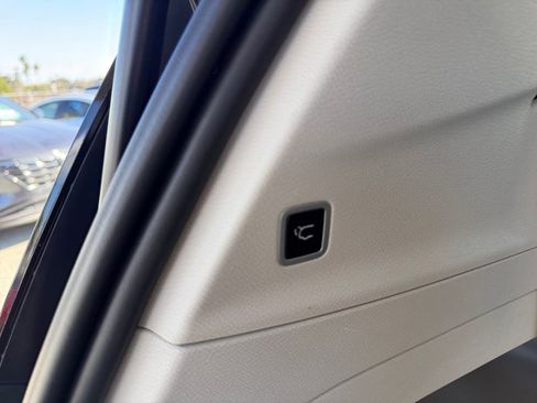 Used 2024 Chrysler Pacifica Touring-L image 10