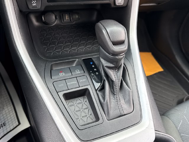 Used 2021 Toyota RAV4 XLE w/ Convenience Package FWD image 36