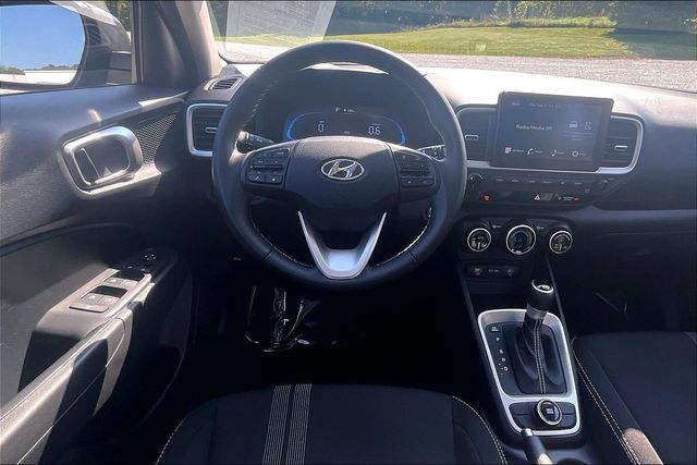 Used 2025 Hyundai Venue SEL FWD image 5