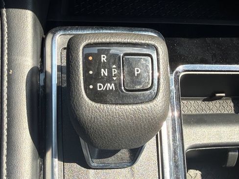 Used 2023 Nissan Pathfinder SL AWD/4WD image 18