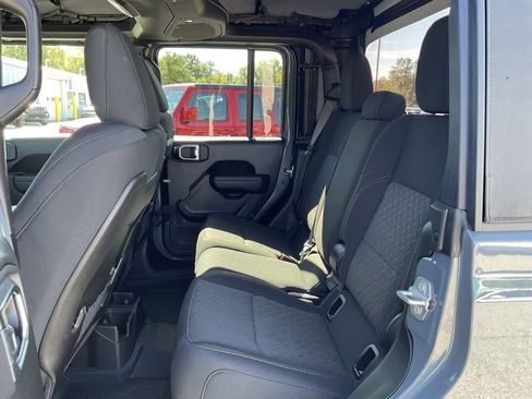 Used 2025 Jeep Gladiator Mojave w/ Convenience Group image 9