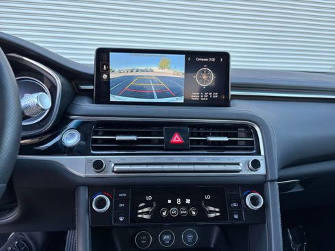 Used 2025 Genesis G70 2.5T image 18