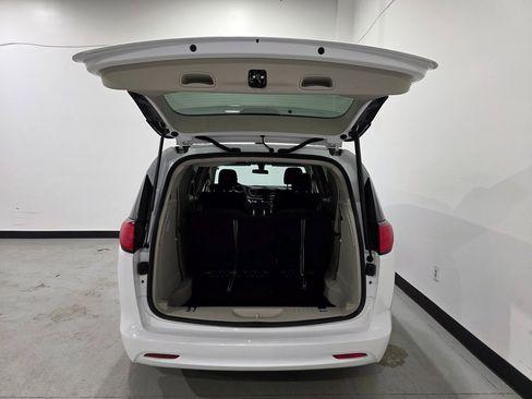 Used 2022 Chrysler Voyager LX image 30
