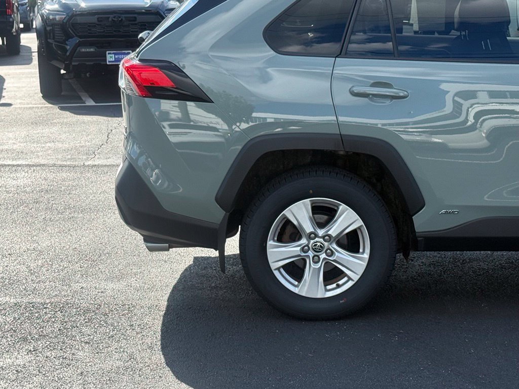 Used 2021 Toyota RAV4 XLE w/ Convenience Package AWD/4WD image 9