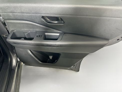 Used 2025 Nissan Pathfinder SV image 30