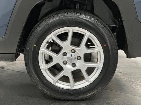 Used 2020 Jeep Renegade Latitude w/ Cold Weather Group AWD/4WD image 23