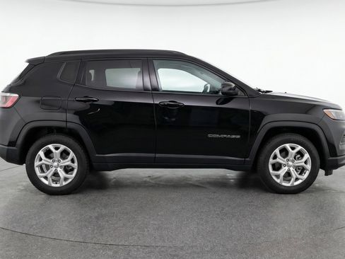 Used 2025 Jeep Compass Latitude AWD/4WD image 11