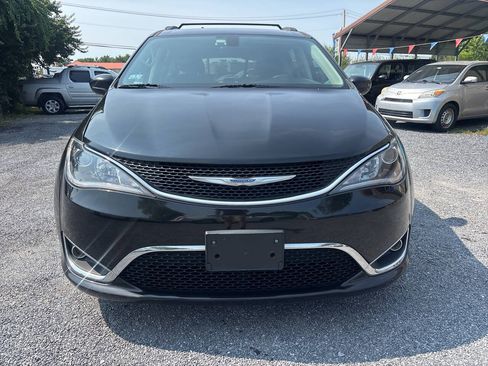 Used 2017 Chrysler Pacifica Touring-L FWD image 2