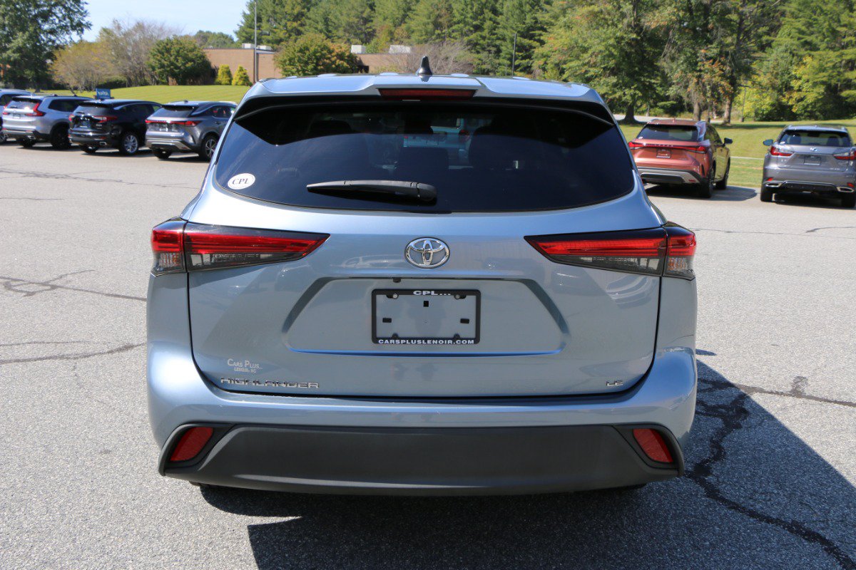 Used 2022 Toyota Highlander LE FWD image 4