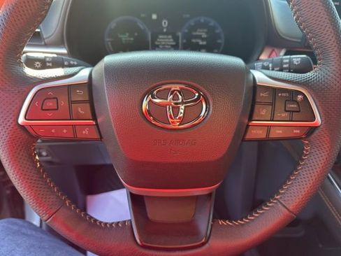 Used 2025 Toyota Sienna XLE Woodland Edition AWD/4WD image 8