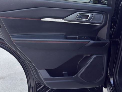 Used 2025 Ford Explorer ST-Line w/ ST-Line Street Pack image 17