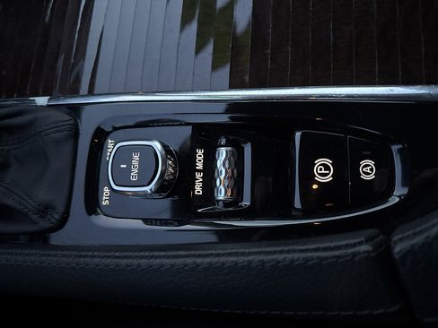 Used 2017 Volvo XC90 T6 Momentum w/ Vision Package image 58