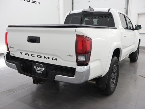 Used 2018 Toyota Tacoma SR5 AWD/4WD image 4
