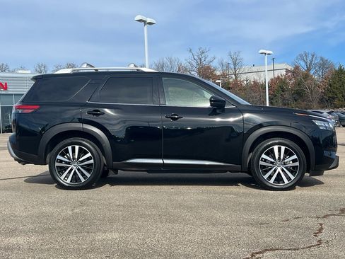 Used 2023 Nissan Pathfinder Platinum image 4