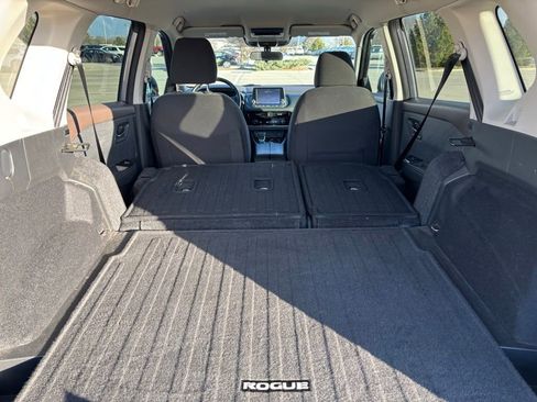 Used 2023 Nissan Rogue SV image 10