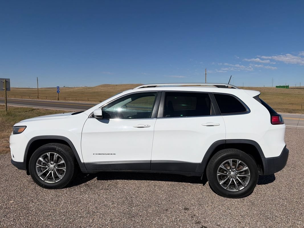 Used 2019 Jeep Cherokee Latitude Plus AWD/4WD image 2