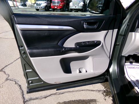 Used 2015 Toyota Highlander XLE image 10
