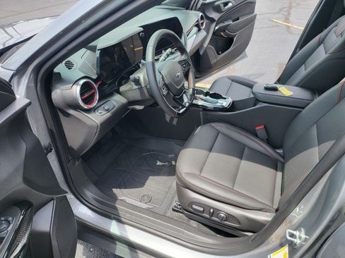 Used 2026 Chevrolet Trax RS w/ Sunroof Package FWD image 2
