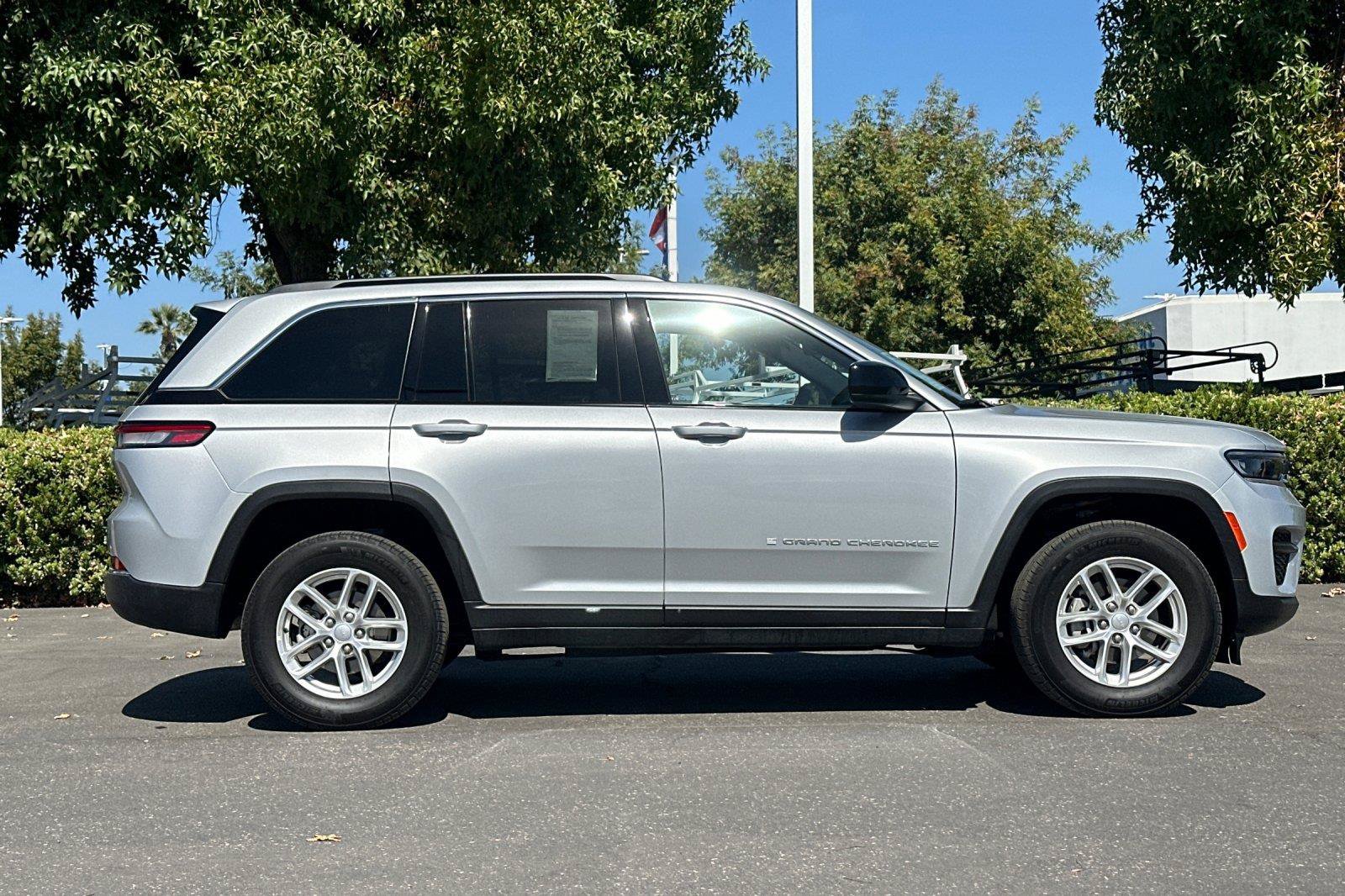 Used 2025 Jeep Grand Cherokee Laredo X w/ Luxury Tech Group I AWD/4WD image 2