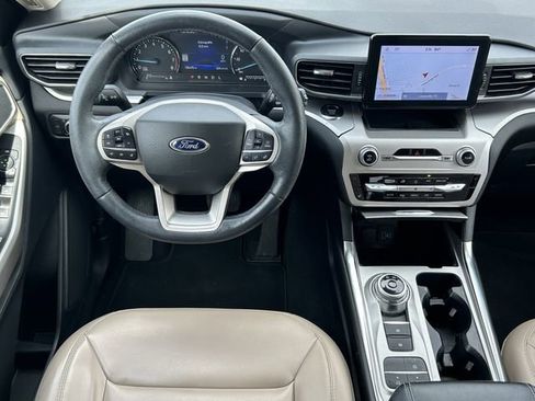 Used 2022 Ford Explorer XLT w/ Equipment Group 202A image 12