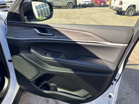 Certified 2023 Jeep Grand Cherokee L Limited image 12