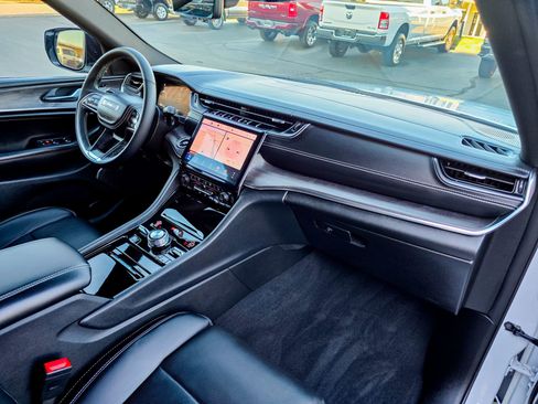 Used 2025 Jeep Grand Cherokee L Overland w/ Luxury Tech Group IV image 9