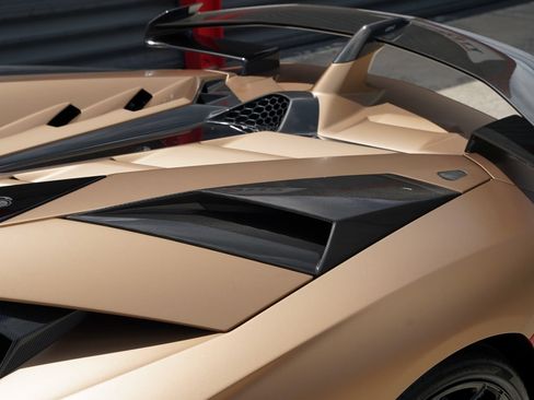 Used 2020 Lamborghini Aventador SVJ AWD/4WD image 18