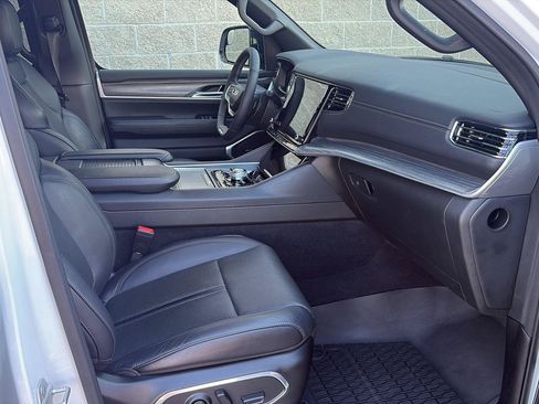 Used 2024 Jeep Wagoneer L Series II w/ Premium Group I AWD/4WD image 24