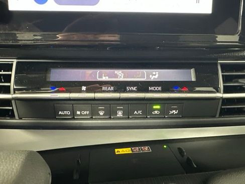 Used 2025 Toyota Sienna LE AWD/4WD image 19