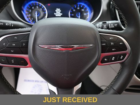 Used 2024 Chrysler Pacifica Touring-L FWD image 13