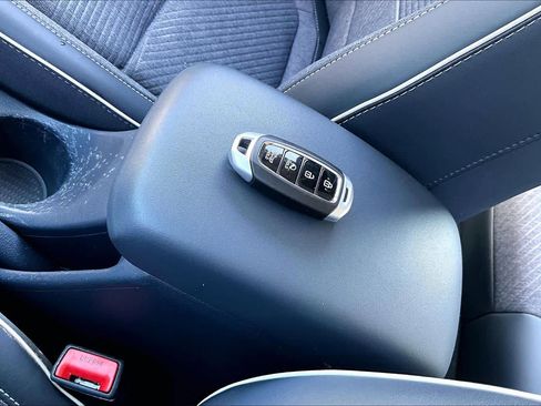 Used 2024 Hyundai Venue Limited image 13