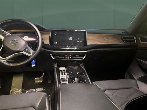 Used 2025 Volkswagen Atlas SE image 12