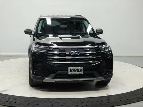 Used 2025 Ford Explorer Active AWD/4WD image 3