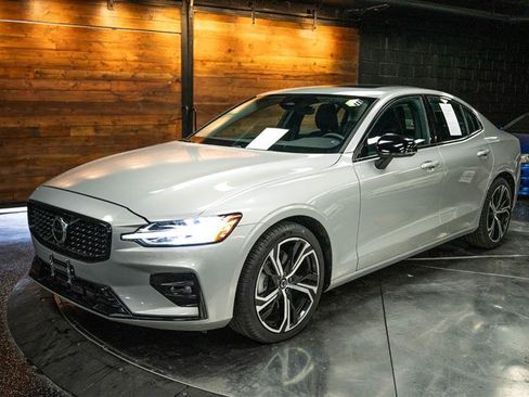 Used 2024 Volvo S60 B5 Core image 2
