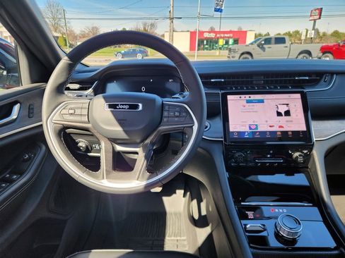 Used 2024 Jeep Grand Cherokee Limited w/ Luxury Tech Group II image 16