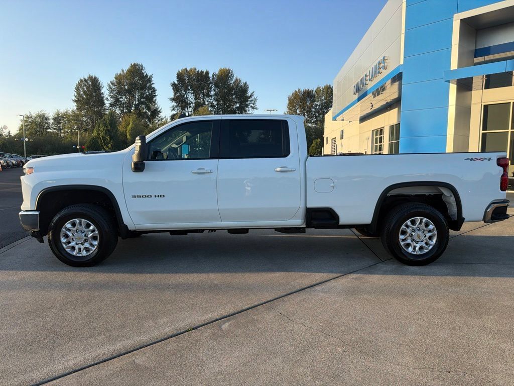 Used 2026 Chevrolet Silverado 3500 LT AWD/4WD image 2