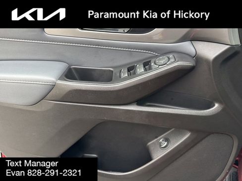 Used 2021 Chevrolet Traverse LT image 20