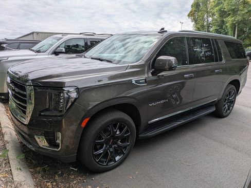 Used 2021 GMC Yukon XL SLT w/ SLT Premium Package AWD/4WD image 2