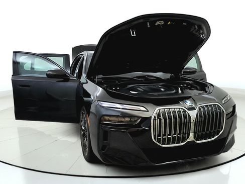 Used 2023 BMW 740i w/ Parking Assistance Package RWD image 9