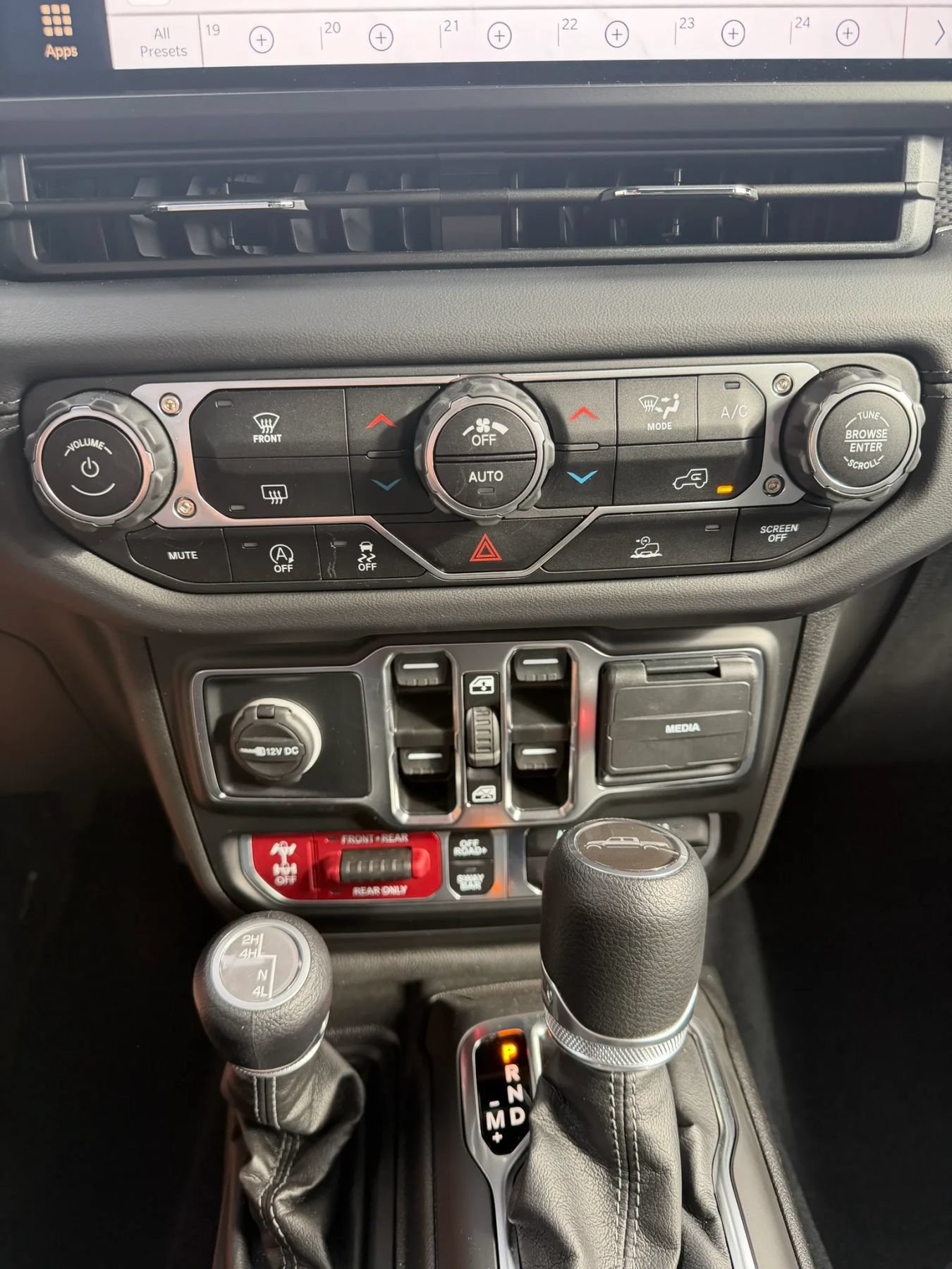 Used 2025 Jeep Gladiator Rubicon AWD/4WD image 25