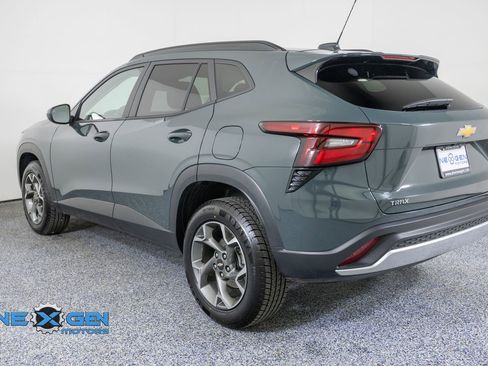 Used 2025 Chevrolet Trax LT FWD image 5