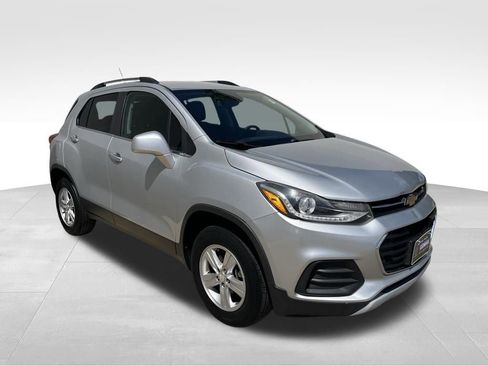 Used 2017 Chevrolet Trax LT w/ Driver Confidence Package AWD/4WD image 3
