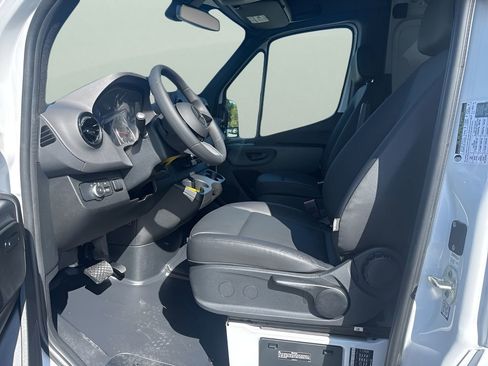 Used 2025 Mercedes-Benz Sprinter 2500 image 9