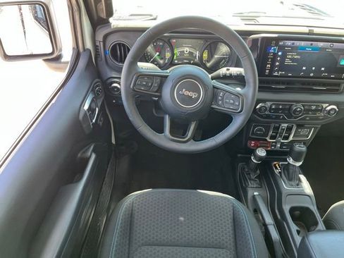 Used 2025 Jeep Wrangler Unlimited Rubicon 4xe w/ Convenience Group AWD/4WD image 13