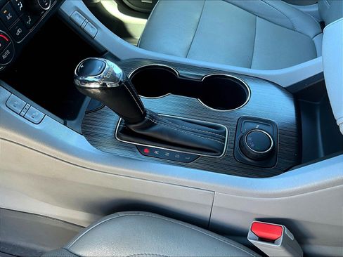 Used 2019 GMC Acadia SLT FWD image 18