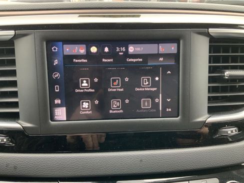 Used 2023 Chrysler Voyager LX image 43