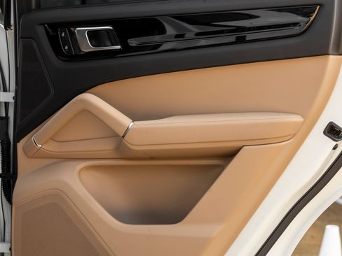 Certified 2023 Porsche Cayenne AWD/4WD image 40