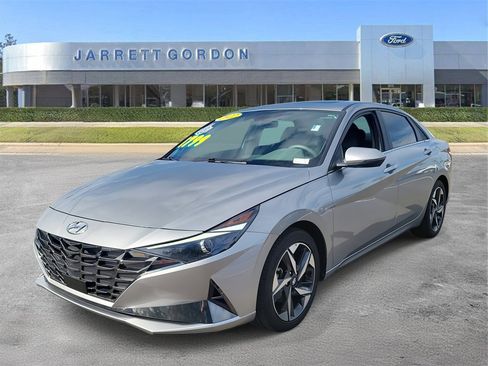Used 2022 Hyundai Elantra SEL w/ Convenience + Premium Package image 2