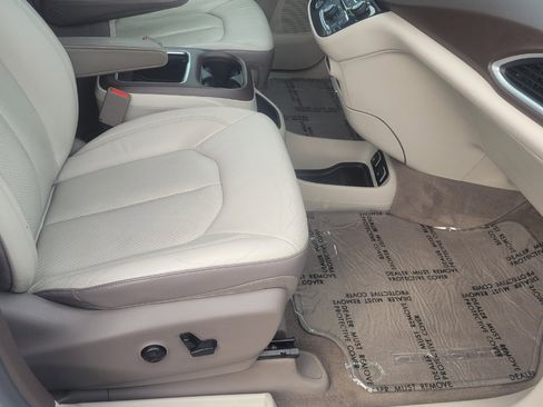 Used 2017 Chrysler Pacifica Touring-L Plus image 24