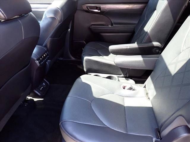 Certified 2021 Toyota Highlander Platinum AWD/4WD image 10